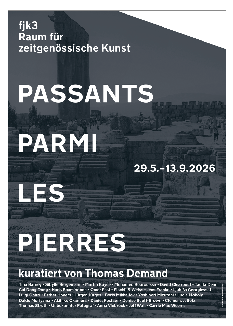 PASSANTS PARMI LES PIERRES