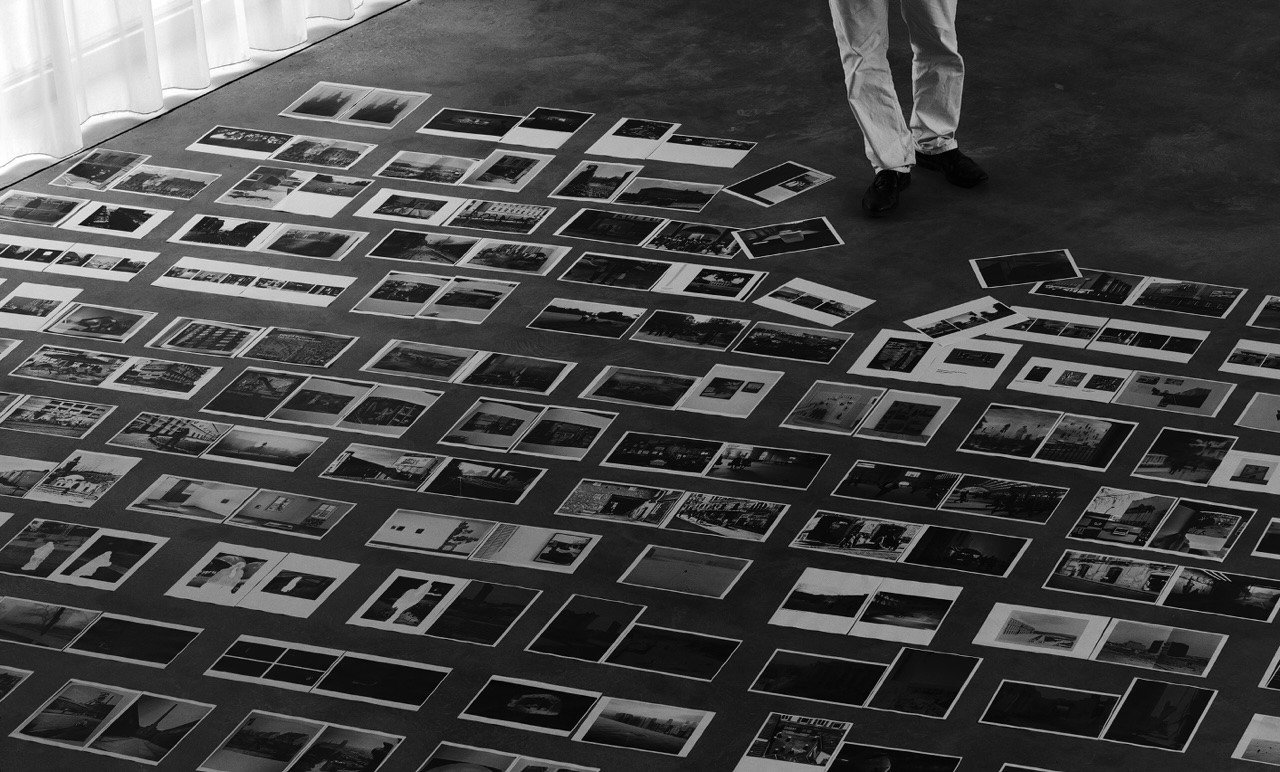 PASSANTS PARMI LES PIERRES